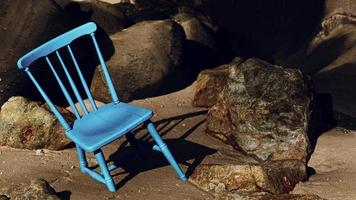 silla de madera azul retro en la playa foto