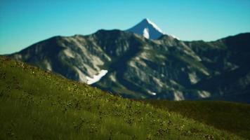 Panoramablick auf die alpine Berglandschaft in den Alpen video