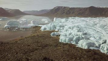 flusso del ghiacciaio attraverso le montagne in Islanda video