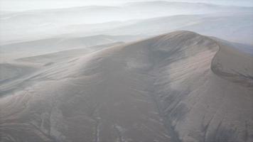 dunas do deserto de areia vermelha ao pôr do sol video