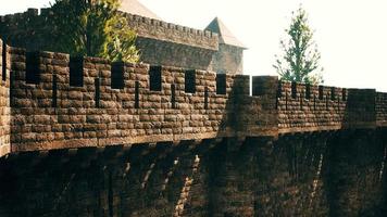 antiguas murallas del castillo al atardecer foto