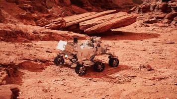 mars rover perseverancia explorando el planeta rojo. elementos proporcionados por la nasa. foto