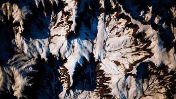 vue aérienne du paysage de la chaîne de montagnes enneigées video