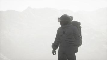 astronauta en otro planeta con polvo y niebla video