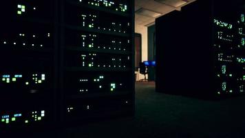 sala de servidores moderna con luz de supercomputadoras video
