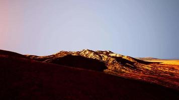 scène de coucher de soleil sur les montagnes de l'himalaya indien video