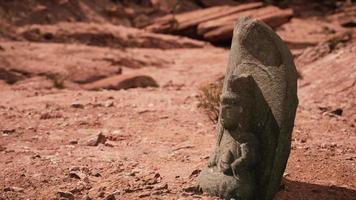 statue antique sur le désert de rochers