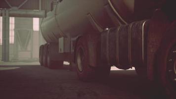 vrachtwagen met brandstoftank en industriële opslagplaats video