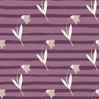 Doodle estilizado patrón sin costuras de flores silvestres con formas de campanula. adorno de flora creativa sobre fondo de rayas púrpura. vector