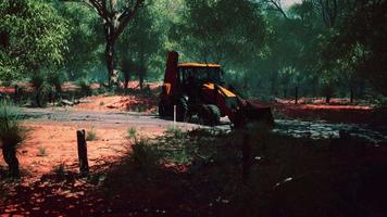 tractor excavadora en bosque de arbustos