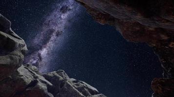 Des traînées d'étoiles d'astrophotographie hyperlapse 4k sur les parois du canyon de grès.