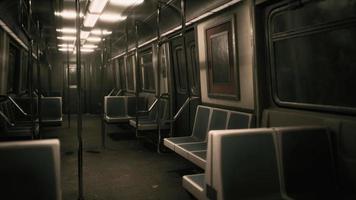 vagão do metrô está vazio por causa do surto de coronavírus na cidade