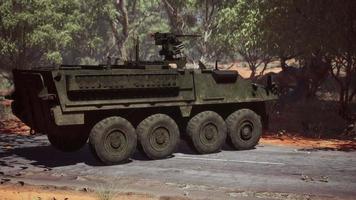 tanque blindado do exército de batalha na estrada video
