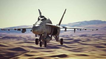 Amerikaans militair vliegtuig boven de woestijn video