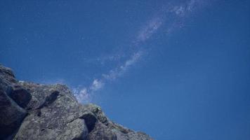 Sentiers d'étoiles d'astrophotographie 4k sur les parois du canyon de grès video
