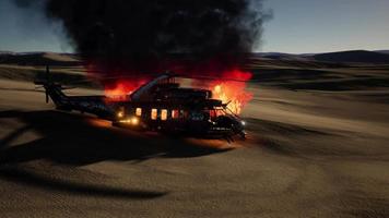helicóptero militar queimado no deserto ao pôr do sol video