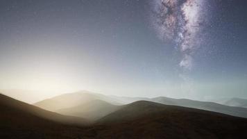 estrelas da via láctea acima das montanhas do deserto video