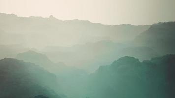 mist in rotsachtige bergvallei video