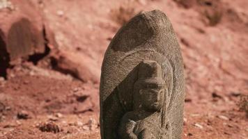 statua antica sulle rocce del deserto video