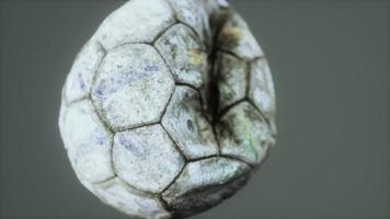 velha bola de futebol de couro desinflada video