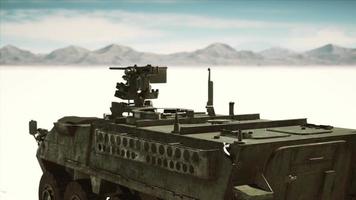 Militärpanzer in der weißen Wüste video