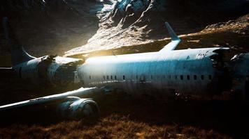 Flugzeug stürzte auf einen Berg video