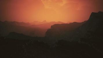 cielo drammatico sopra le montagne rocciose al tramonto video