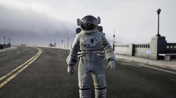 astronauta en traje espacial en el puente de carretera video