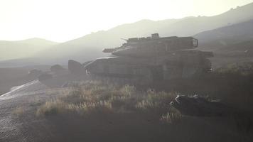 velho tanque enferrujado no deserto ao pôr do sol