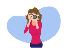 una mujer rubia se para con una cámara, fotografiando felizmente paisajes y personas. ilustración vectorial de dibujos animados de estilo plano vector