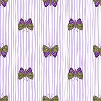 la mariposa popular de color verde y púrpura da forma a un patrón sin costuras en estilo garabato. fondo rayado vector