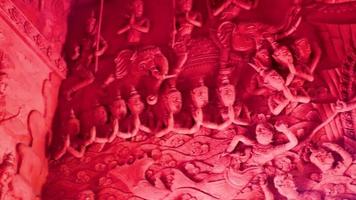 orando nas paredes esculturas templo vermelho wat sila ngu, tailândia. video