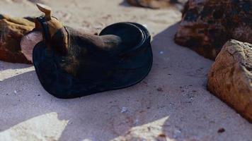 vieille selle de cheval sur la plage de sable video