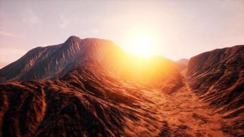asombrosas formaciones de arenisca en la famosa puesta de sol en Monument Valley video