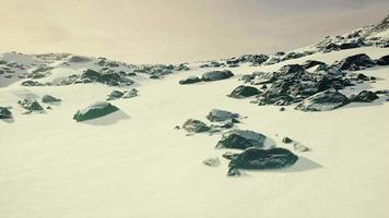 Felsen im Winter mit Schnee bedeckt video