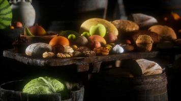 mesa de comida con barriles de vino y algunas frutas, verduras y pan