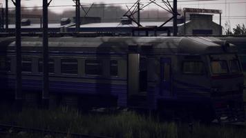 alguns trens na estação de trem abandonada video