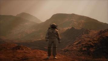 astronauta em outro planeta com poeira e neblina
