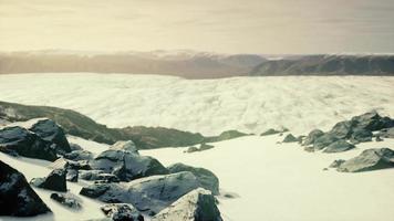 rocha de lava e neve no inverno na islândia video