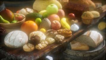 table de nourriture avec des tonneaux de vin et quelques fruits, légumes et pain video