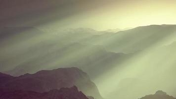schwarze felsige Bergsilhouette im tiefen Nebel