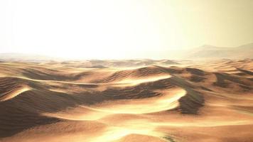 beau coucher de soleil sur les dunes de sable du désert du sahara au maroc video