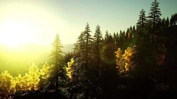 pôr do sol brilhante nas montanhas video