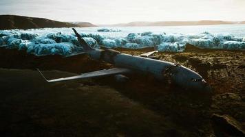 8k flygplansvrak på den svarta stranden video