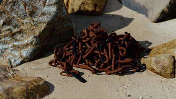 vieille chaîne rouillée dans le sable video