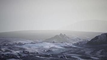 montagne antartiche con neve nella nebbia video