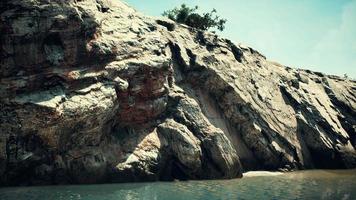 vista costiera di una spiaggia di sabbia con scogliere video