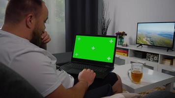 Mann mit Laptop mit grünem Bildschirm und Chroma-Key. video