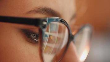 voorraad inhoud reflectie op brillen van pc-scherm. video
