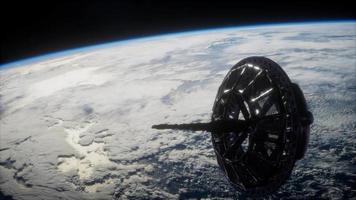 satélite espacial futurista que orbita la tierra video